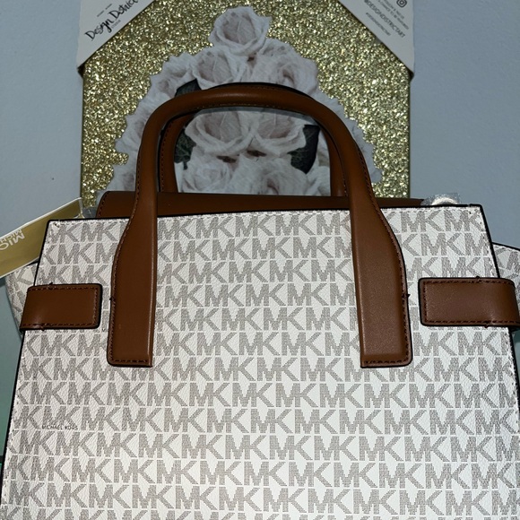 Michael Kors NWT Carmen vanilla medium flap satchal Xbody retails $558 - Picture 3 of 12